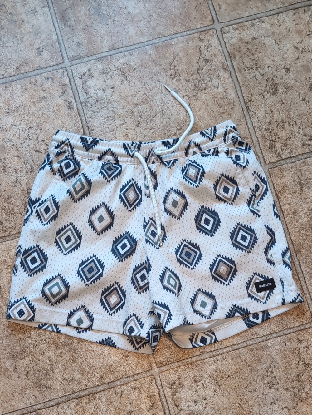 RSQ Men's Geo-Print Athletic Shorts - White & Black